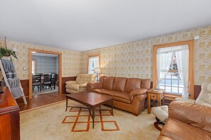 Smart-TV, Tischtennisplatte, Bücher, Arbeitsbereiche