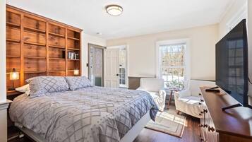 5 bedrooms, desk, iron/ironing board, travel crib