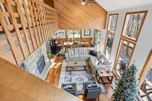 Smart TV, fireplace, DVD player, books - Karaoke!•LUX French Chalet•HotTub•Pool Table•FirePit•Pets•AC•Beach+Lake Access! (Lake Harmony)