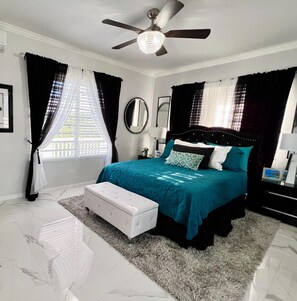 2 chambres, bureau, fer et planche à repasser, lit de bébé portatif