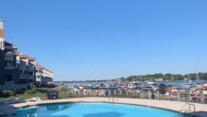 Utendørsbasseng