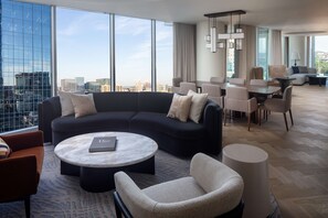 イタリアのフレッテ製シーツ、高級寝具、ミニバー、セーフティボックス (室内)