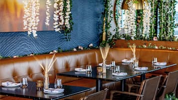 2 restaurants; breakfast, lunch and dinner served