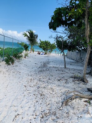Vlak bij het strand, ligstoelen aan het strand, strandlakens