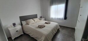 5 bedrooms, desk, iron/ironing board, travel cot