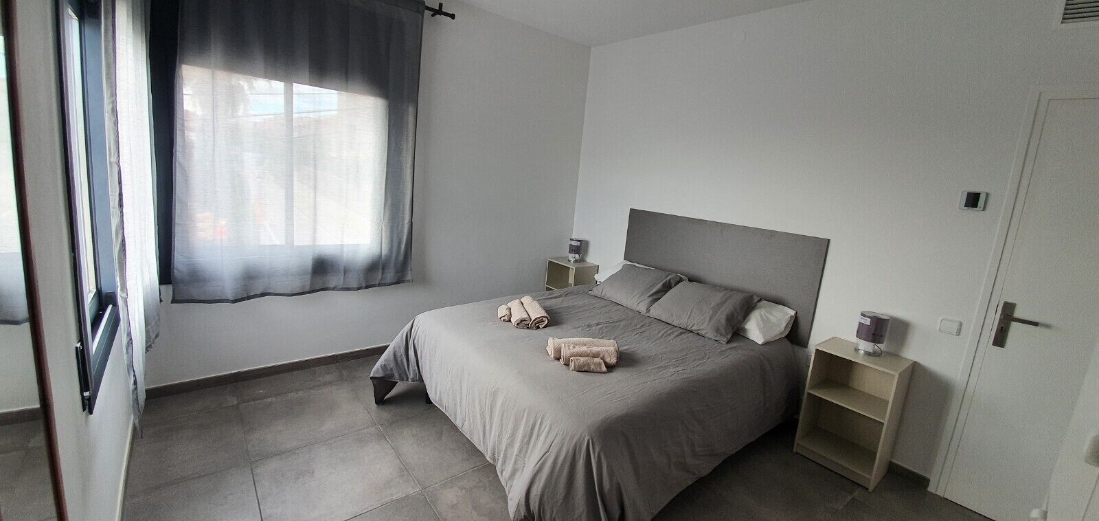 5 slaapkamers, een bureau, een strijkplank/strijkijzer, reisbedje