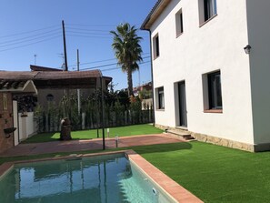 Outdoor pool - Town center house with private pool, wifi (Sant Vicenç de Montalt)