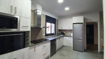 Geladeira, micro-ondas, fogão, cooktop