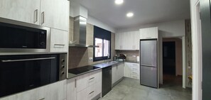 Fridge, microwave, oven, stovetop - Town center house with private pool, wifi (Sant Vicenç de Montalt)