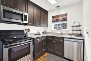 Een koelkast, een microgolfoven, een oven, een kookplaat