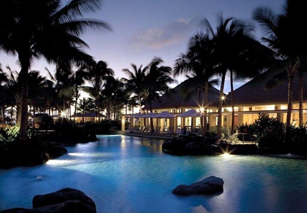 Una piscina al aire libre, una piscina climatizada