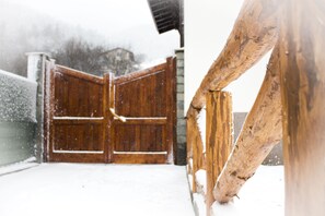 Property grounds - Cozy villa with fireplace - only 9 km. from the ski slopes! (Beli Iskar)