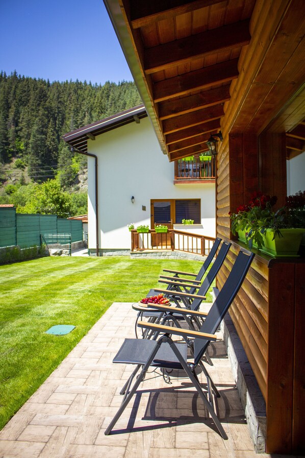 Terrace/patio - Cozy villa with fireplace - only 9 km. from the ski slopes! (Beli Iskar)