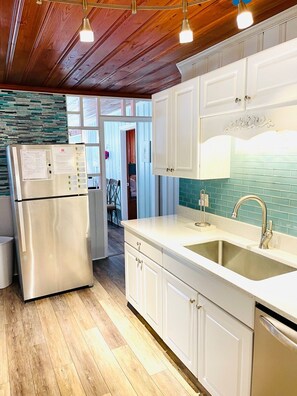 Fridge, microwave, oven, stovetop - SALTWATER POOL,  DOG FRIENDLY, STEPS TO THE BEACH! Check out Anchor House! (North Myrtle Beach)