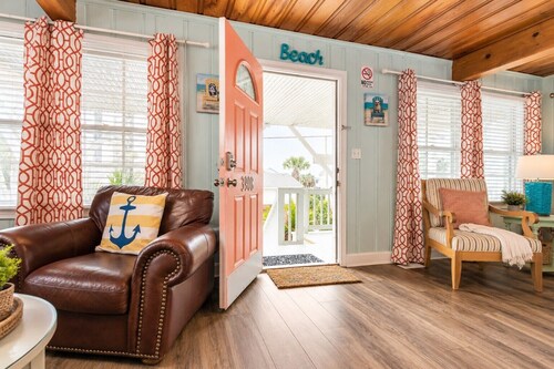 8BR/5Ba House, 1 Min to Beach, Large Pool, Dog Friendly, Sleeps 20