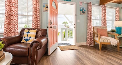 8BR/5Ba House, 1 Min to Beach, Large Pool, Dog Friendly, Sleeps 20