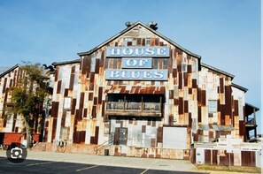 Exterior - SALTWATER POOL,  DOG FRIENDLY, STEPS TO THE BEACH! Check out Anchor House! (North Myrtle Beach)