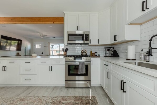 Refrigerador, microondas, horno y parrilla de estufa 