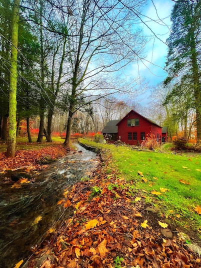 Historic 4 Bedroom Luxury Cabin with Private Waterfall & Lake Access