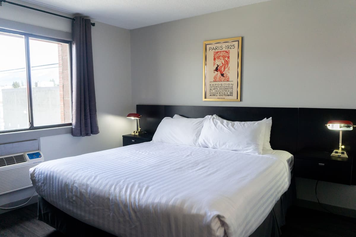 Deluxe King Room | Down comforters, pillowtop beds, desk, laptop workspace