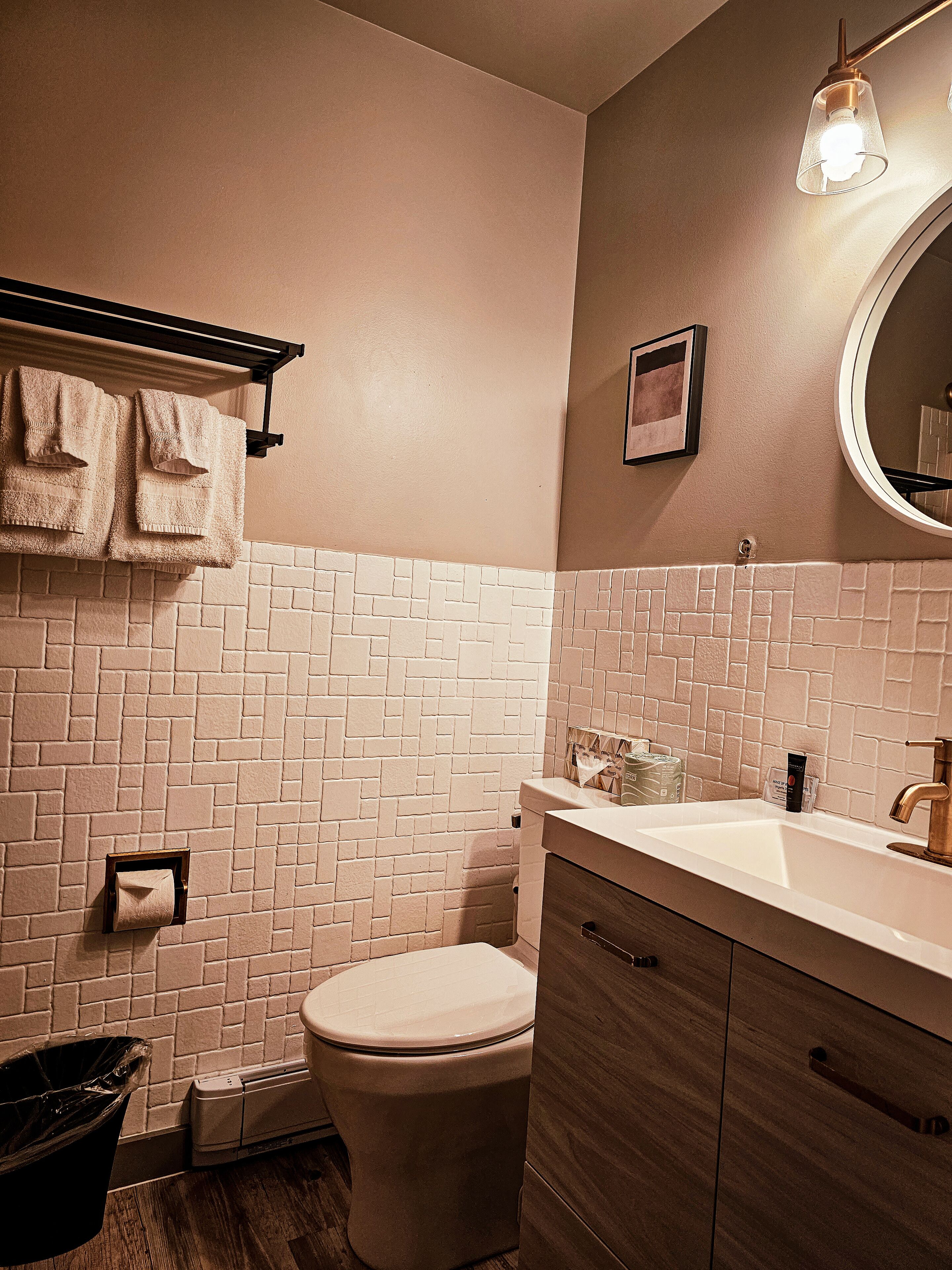 basic double room | bathroom | free toiletries, hair dryer, towels, soap