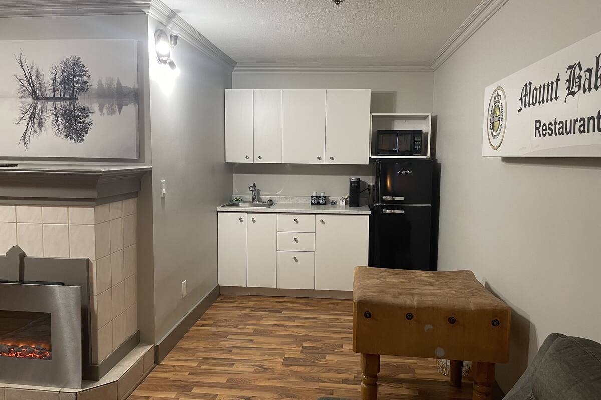 deluxe studio suite | in-room dining