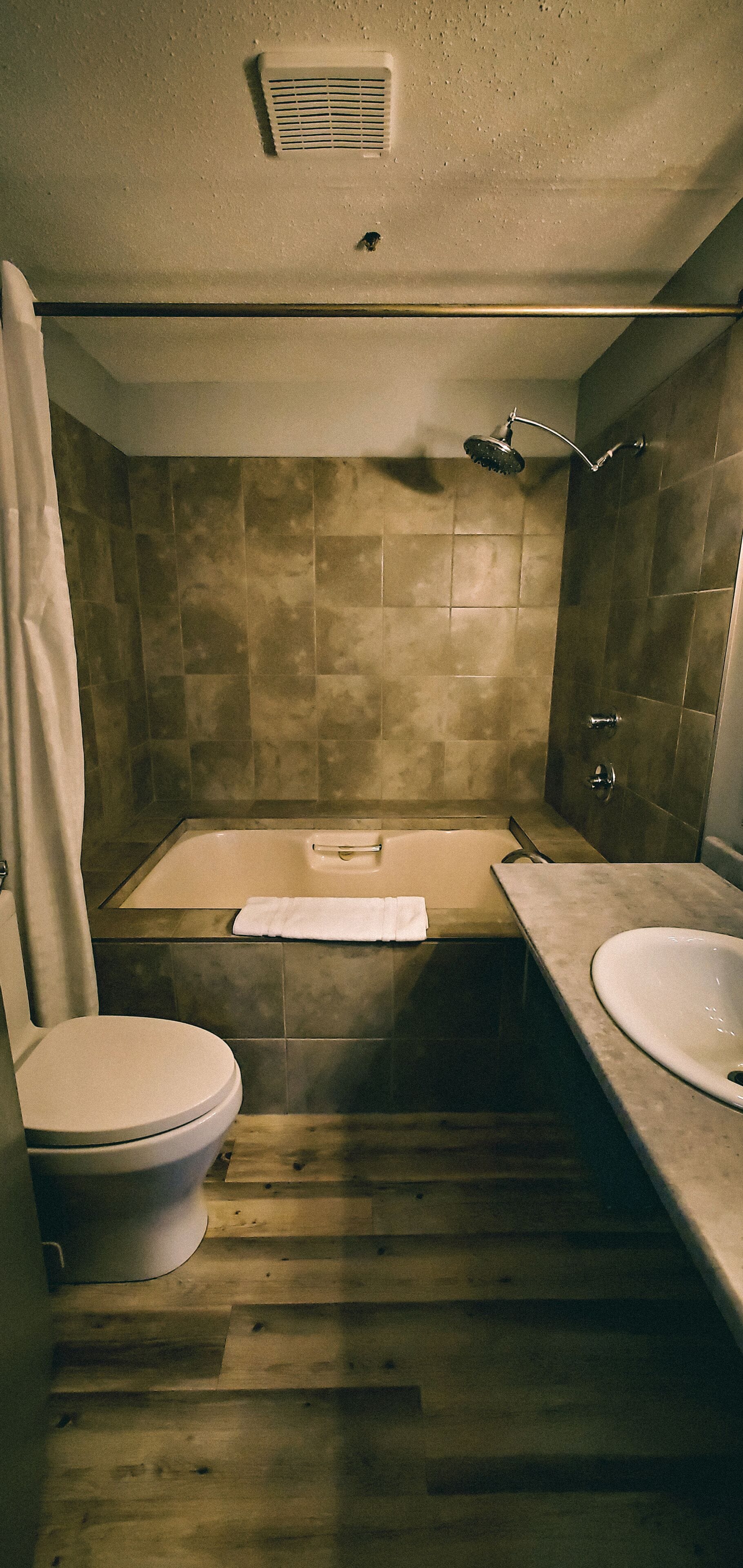 basic double room | bathroom | free toiletries, hair dryer, towels, soap