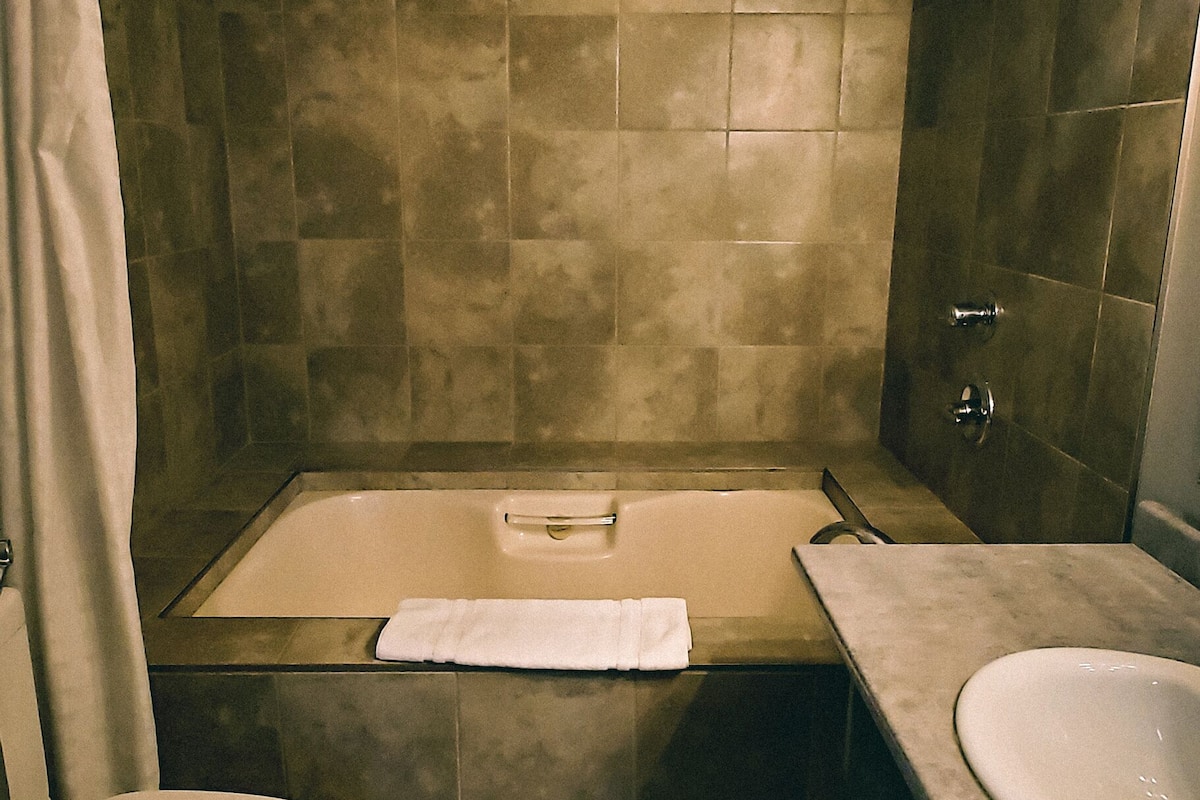 basic double room | bathroom | free toiletries, hair dryer, towels, soap