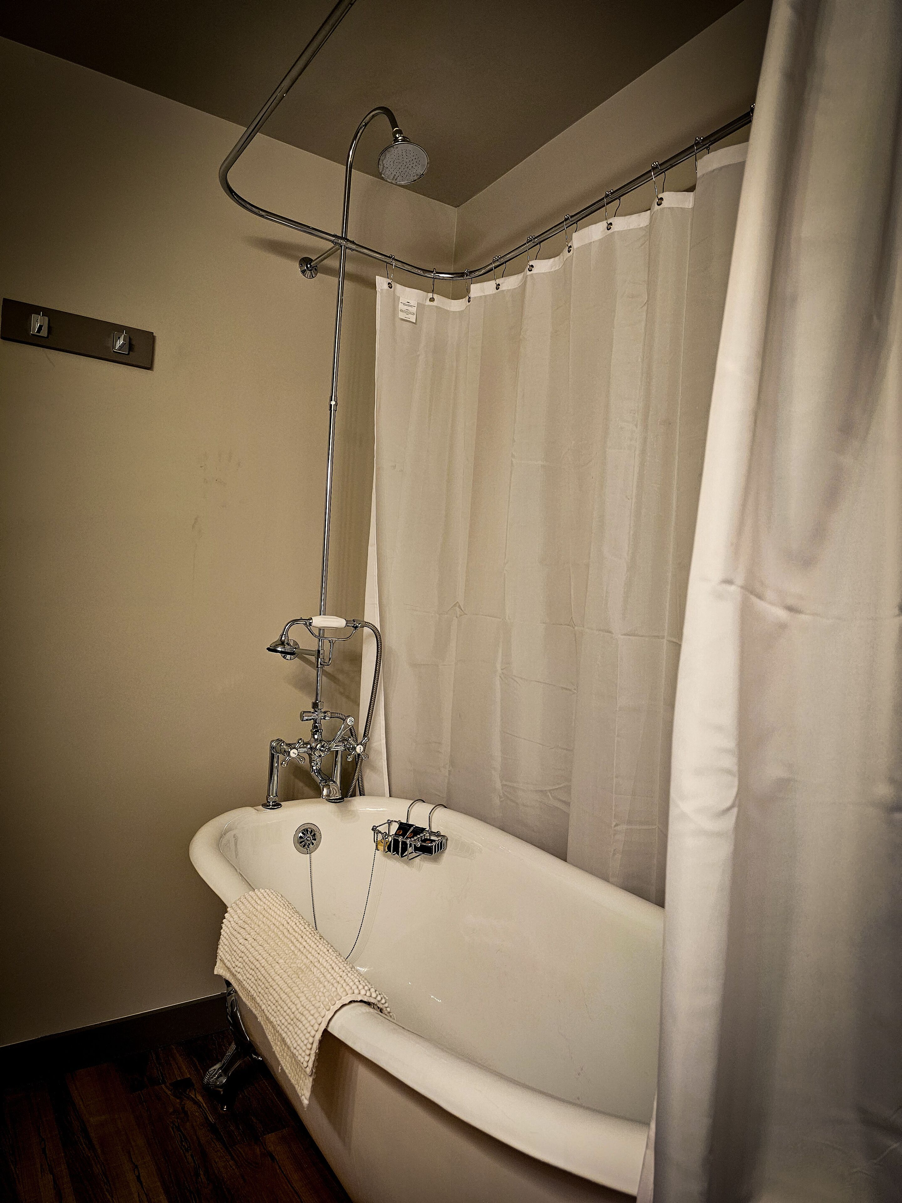 Une salle de bain avec une baignoire, une douche et un rideau de douche.
