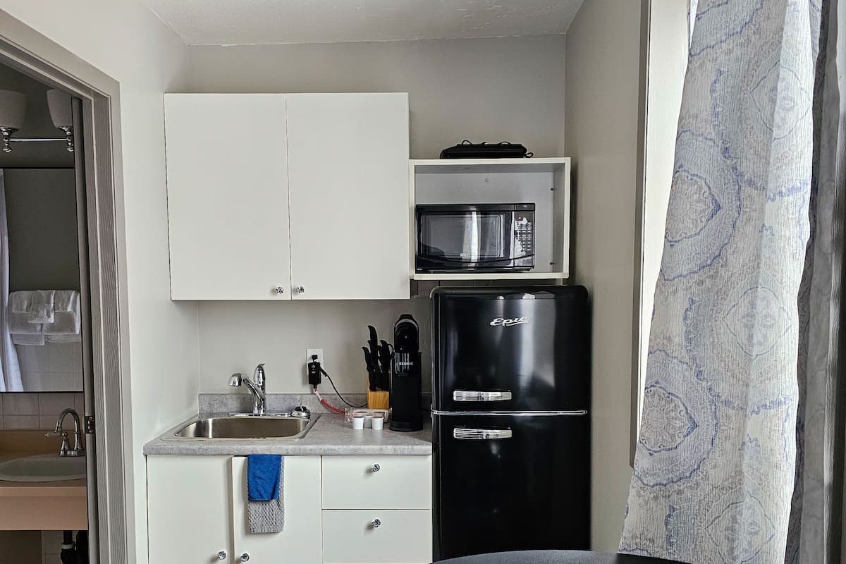 basic quadruple room | living area | led tv, netflix, streaming services