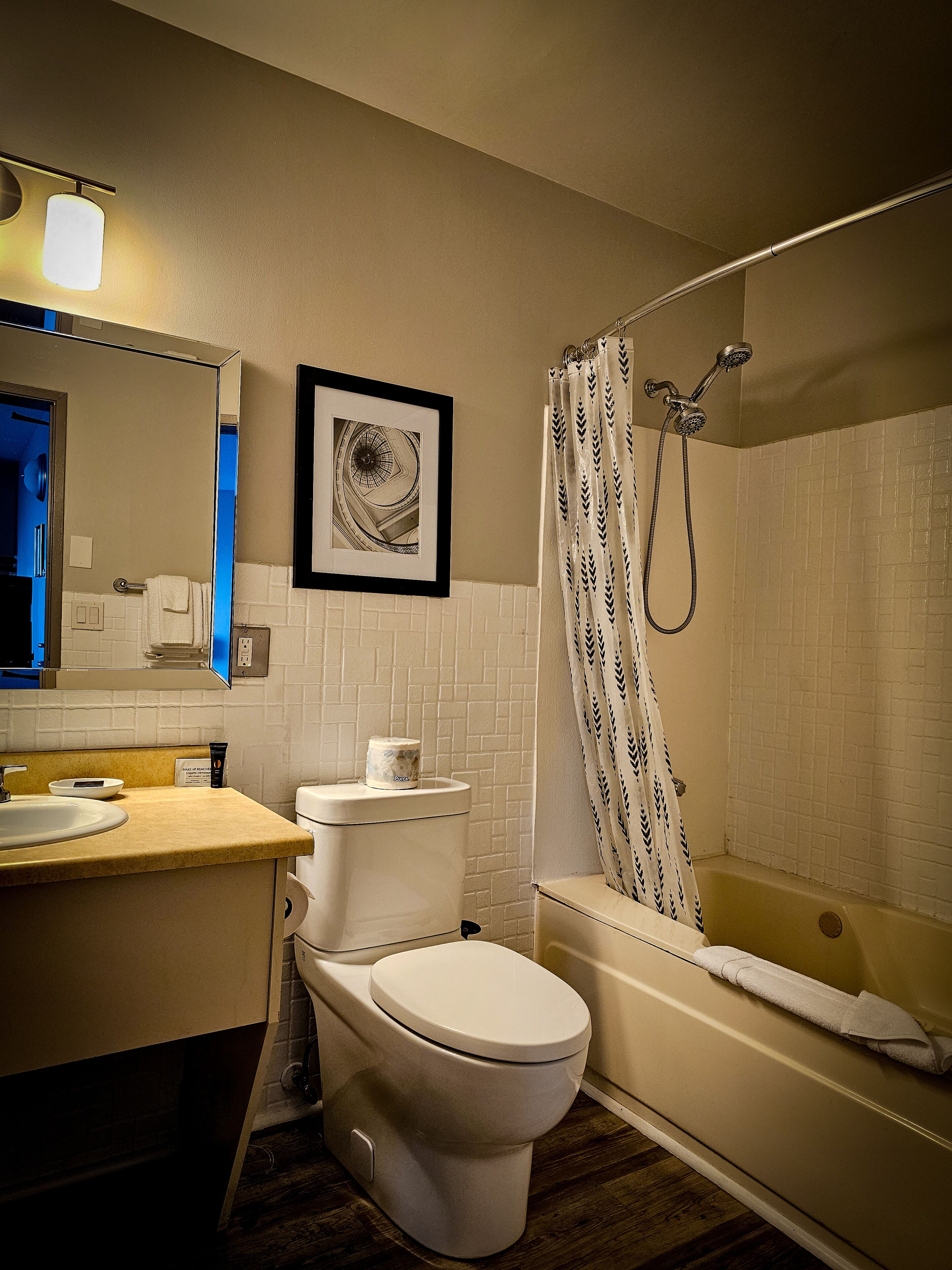 basic double room | bathroom | free toiletries, hair dryer, towels, soap