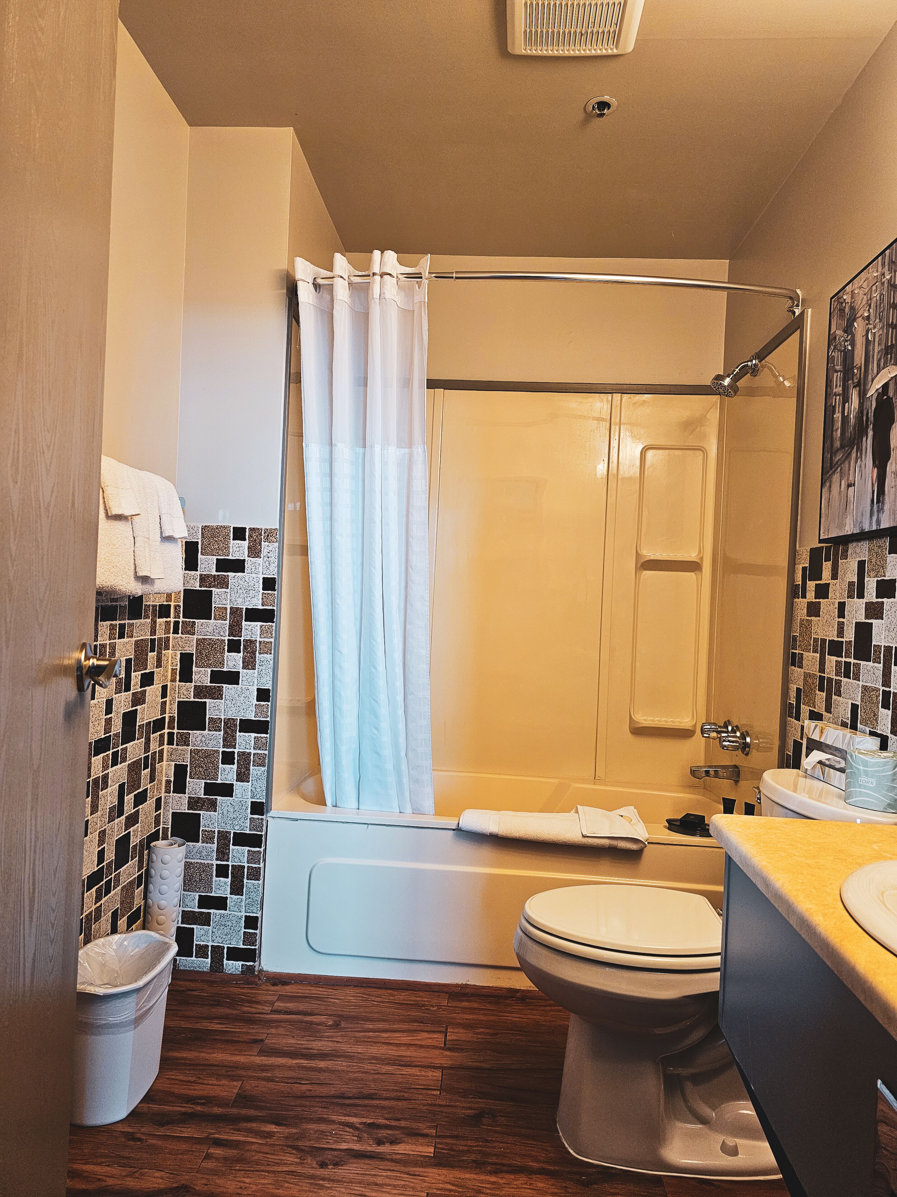 basic double room | bathroom | free toiletries, hair dryer, towels, soap