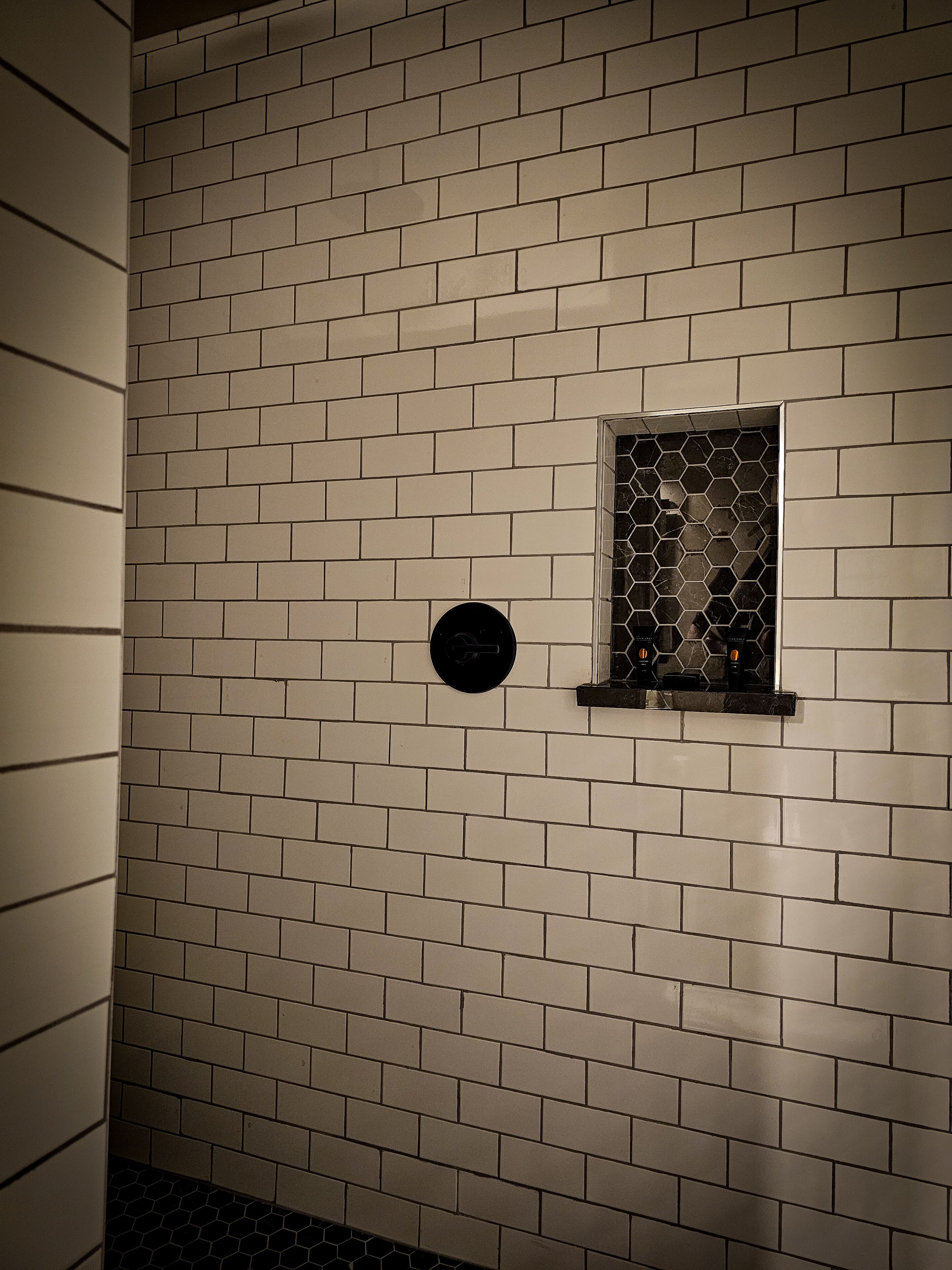 バスアメニティ (無料)、ヘアドライヤー、タオル、石鹸