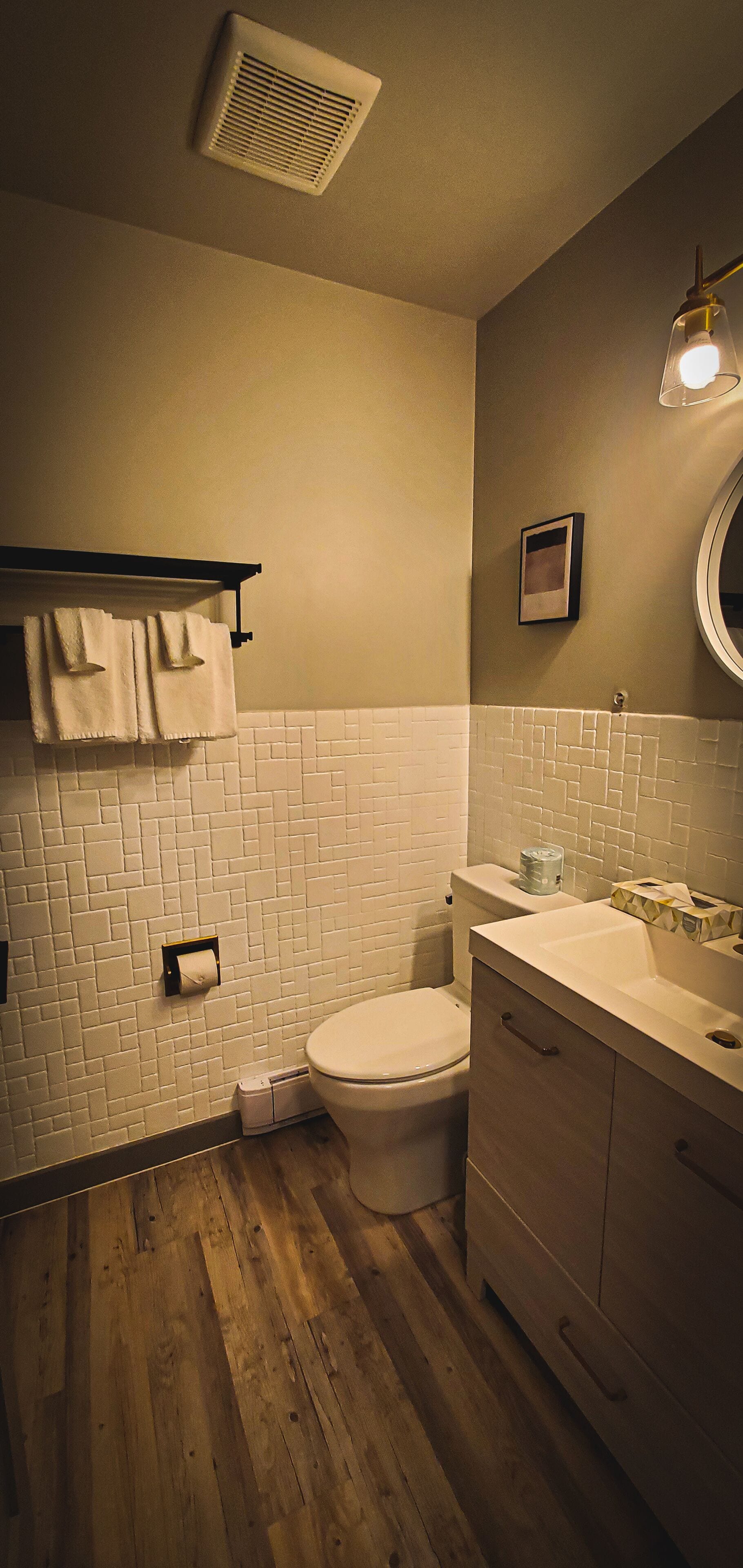 basic double room | bathroom | free toiletries, hair dryer, towels, soap