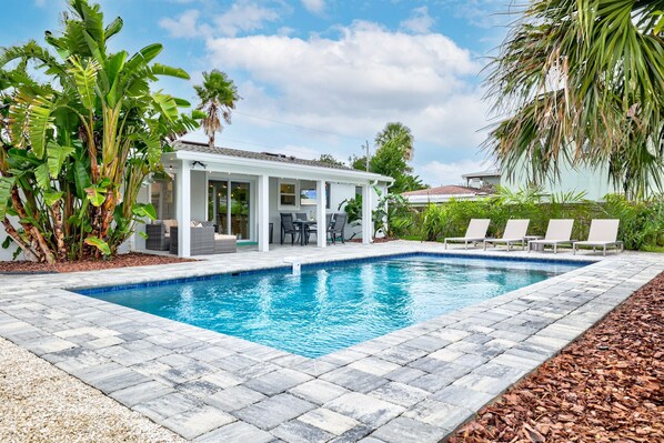 حمّام سباحة مُدفَّأ