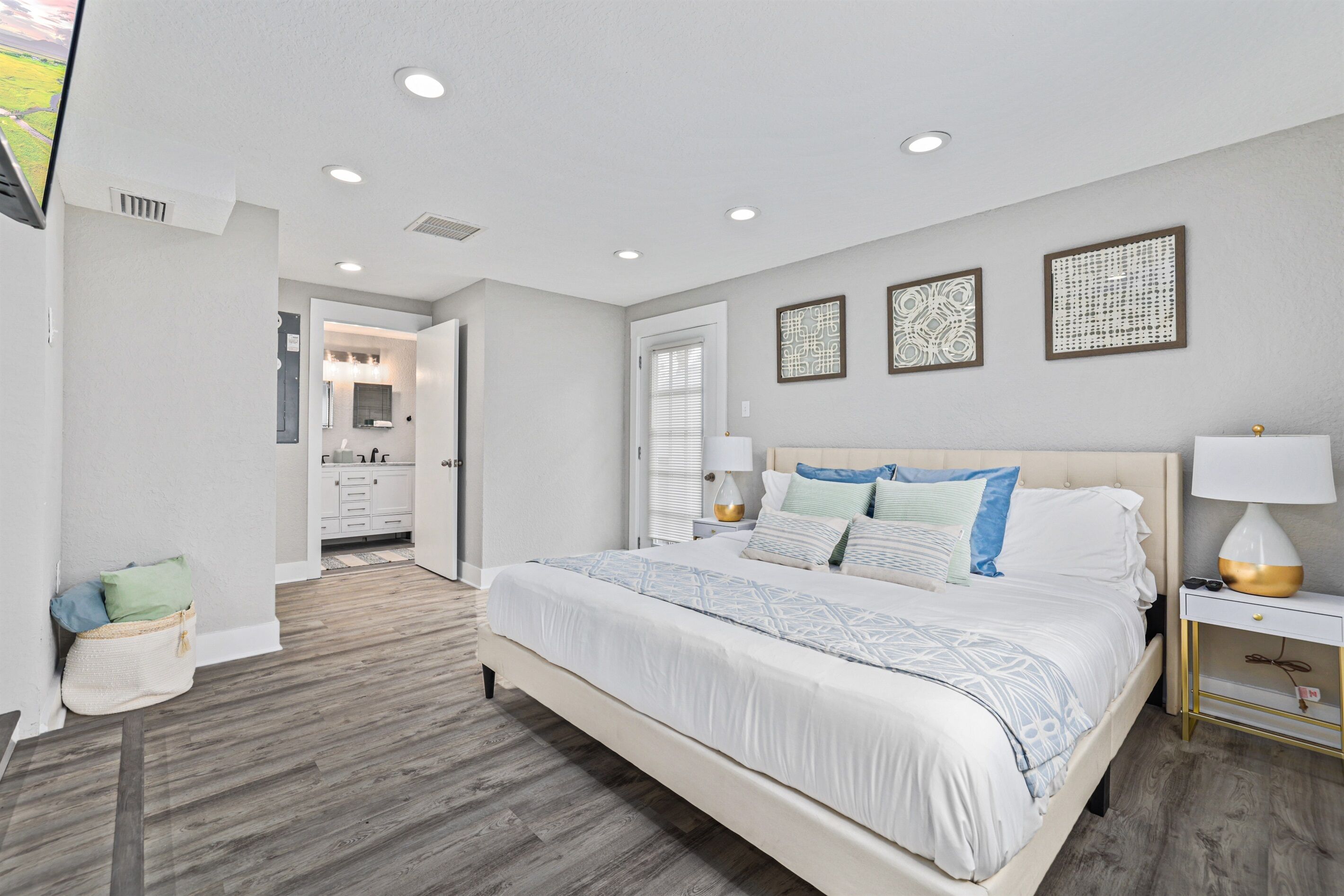 4 bedrooms, iron/ironing board, travel crib, WiFi (free)