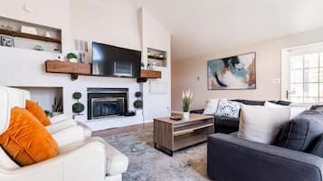 Smart TV, reproductor de DVD, futbolito y tenis de mesa