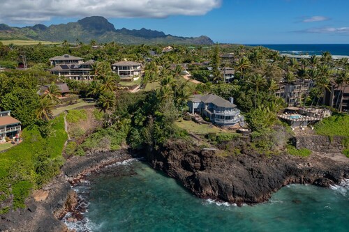 Kauai Luxury home, Private Pool & Spa, walk to the beach, restaurants and shops