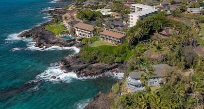 Kauai Luxury home, Private Pool & Spa, walk to the beach, restaurants and shops