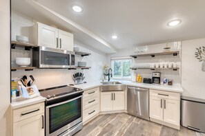 Réfrigérateur, four à micro-ondes, un four, surface de cuisson