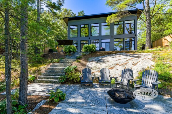 Terrace/patio - 3 bedroom 3 bath cottage on Loon Lake! New Build, Open Concept!  All Season! (Gravenhurst)