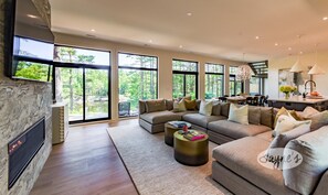 Smart TV, fireplace - 3 bedroom 3 bath cottage on Loon Lake! New Build, Open Concept!  All Season! (Gravenhurst)