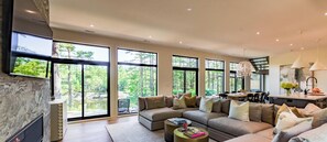 Smart TV, fireplace