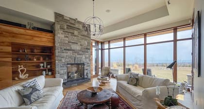 3 bdrm, 3 bath Country Home, 10 acres, private, hot tub, view of Georgian Bay!
