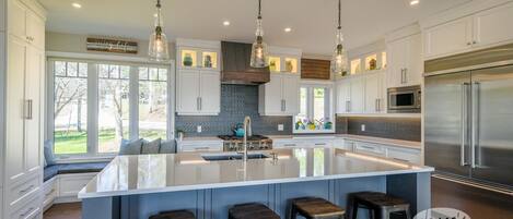 小型冷蔵庫、冷凍庫、製氷機、ダイニングテーブル