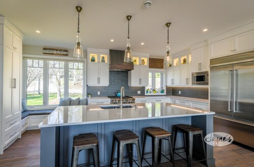 3bdrm 3bath chalet in The Blue Mountains. All Day Sun! Hot Tub! Games Room!