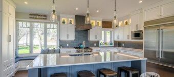 3bdrm 3bath chalet in The Blue Mountains. All Day Sun! Hot Tub! Games Room!