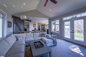 Fernseher, Kamin, Stereoanlage, Arbeitsbereiche