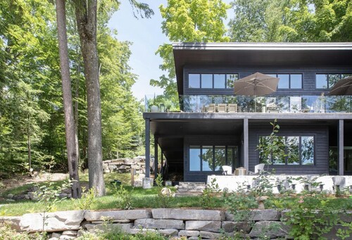 Professionally styled luxurious 4 bdrm 3 bath cottage on Lake Joe!