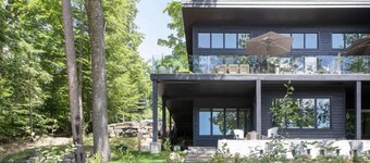 Professionally styled luxurious 4 bdrm 3 bath cottage on Lake Joe!